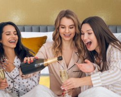 Enjoy a bottle of prosecco to enjoy with your friends, an Overnight stay in a deluxe bedroom, 2-Course Dinner in Elle's Bistro, Full Irish breakfast & 1PM late check out